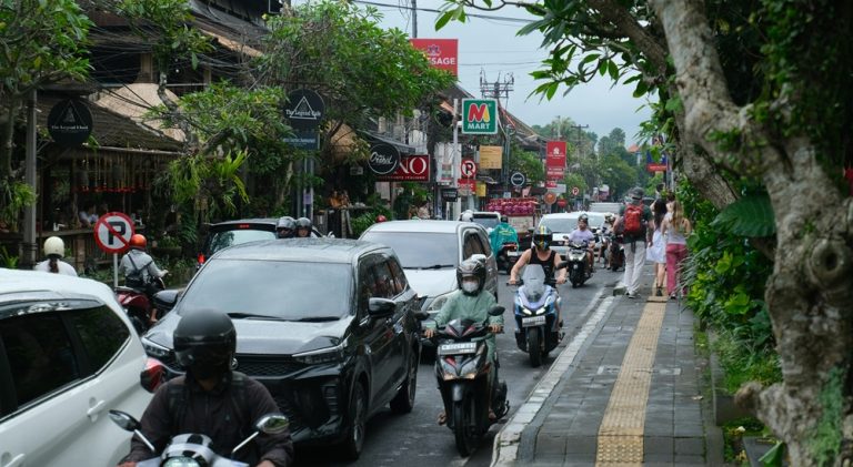 Ubud travel guide showing traffic, scooters, restaurants, and daily life in central Ubud, Bali