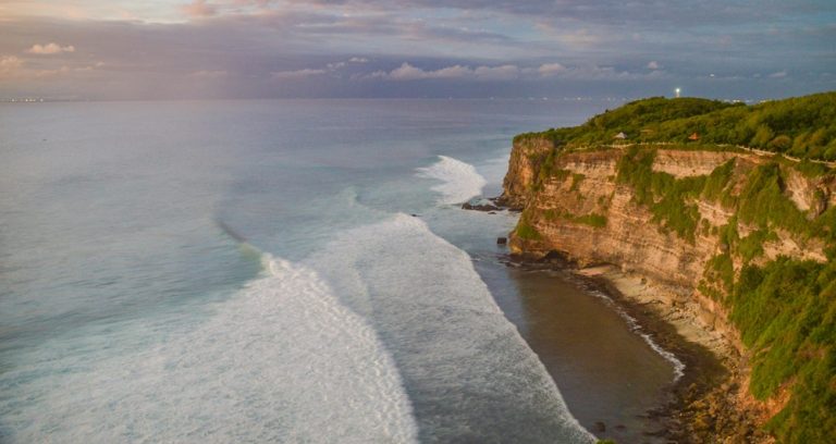 Dramatic limestone cliffs and ocean views featured in this Uluwatu travel guide