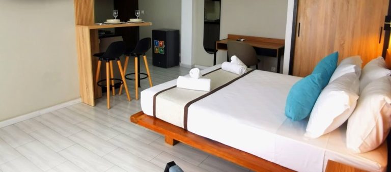 Chambre moderne du ZEN Hotel à Hell-Ville Nosy Be avec lit double, espace de travail et kitchenette