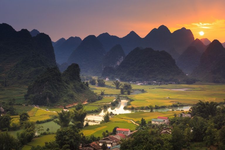 Sunset over the karst mountains, rice fields and winding rivers of Cao Bằng in northern Vietnam Caption Description