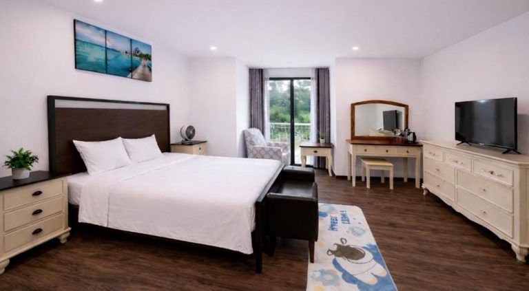 Spacious guest room at CamLy Chic Villa in Da Lat featuring a king-size bed, modern furnishings and a peaceful garden view, ideal for a relaxing stay.