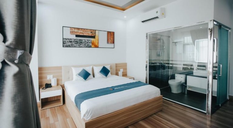 Modern guest room at Dong Hai Hotel in Rach Gia featuring a comfortable king-size bed, contemporary décor and bright, spacious interiors.