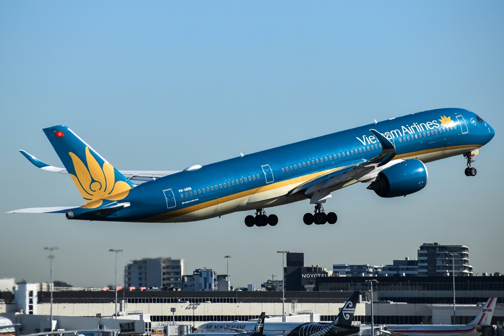 How to travel to Vietnam by air on a Vietnam Airlines passenger plane