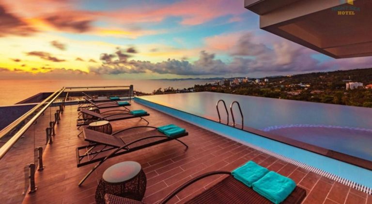 Rooftop infinity pool at Khách Sạn The Sea in Ha Long Bay with panoramic views over the bay