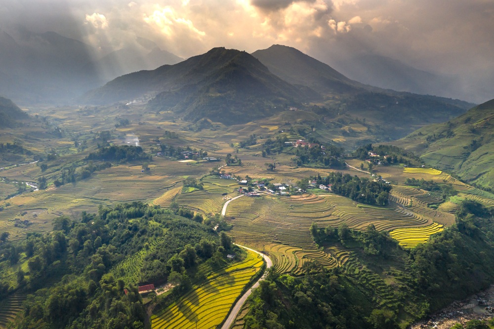 Vietnam Itinerary: Sunrise over the spectacular rice terraces and mountains of Sapa in Northern Vietnam
