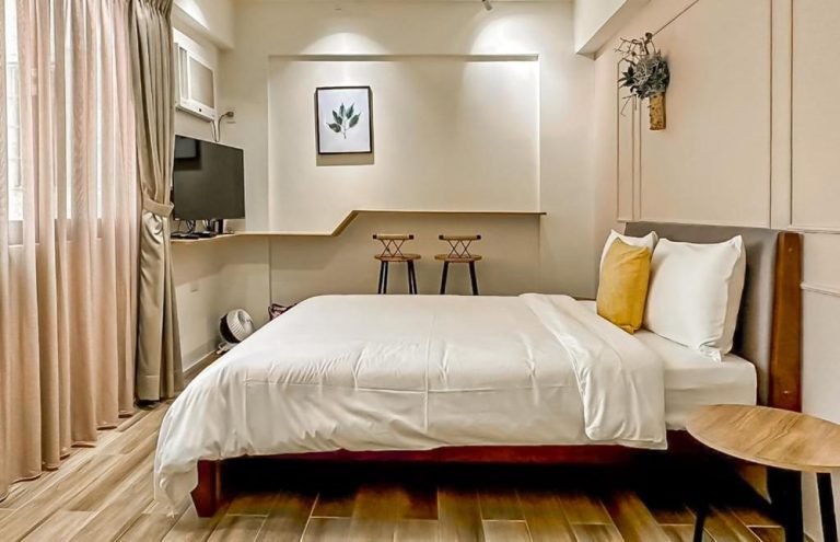 Bright double room with modern furnishings at Flower House in Tainan